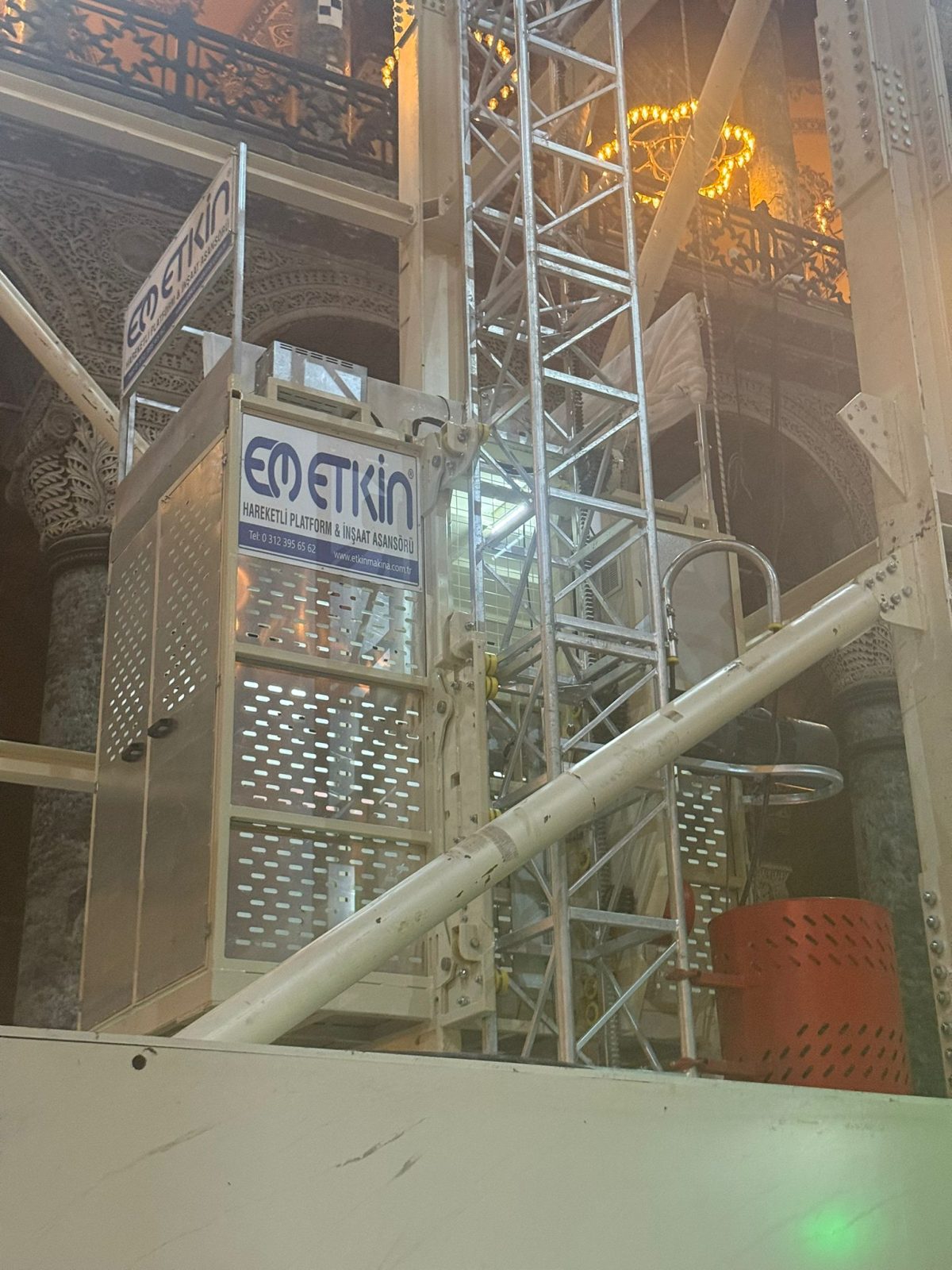 AYASOFYA-3 Etkin Makina'nın Ayasofya'da kullanılan personel ve yük asansörü HP 1000E modelinin sahadaki fotoğrafı.