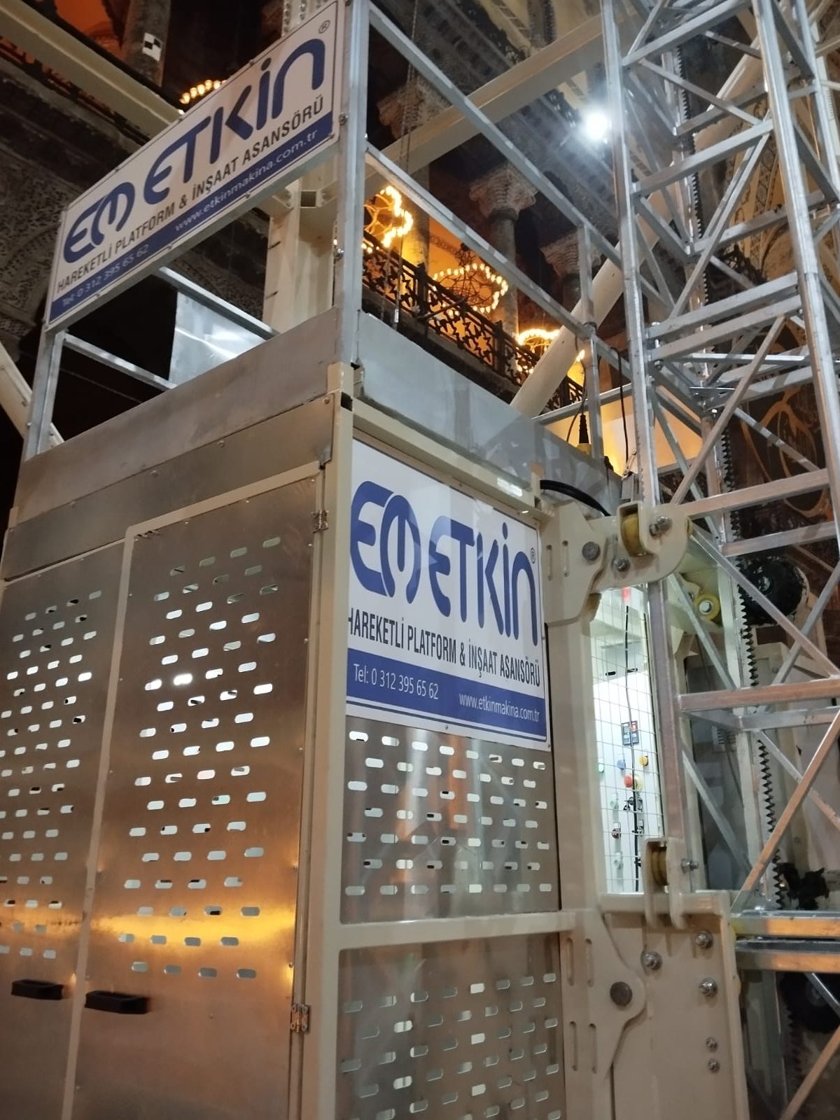 AYASOFYA-4 Etkin Makina'nın Ayasofya'da kullanılan personel ve yük asansörü HP 1000E modelinin sahadaki fotoğrafı.