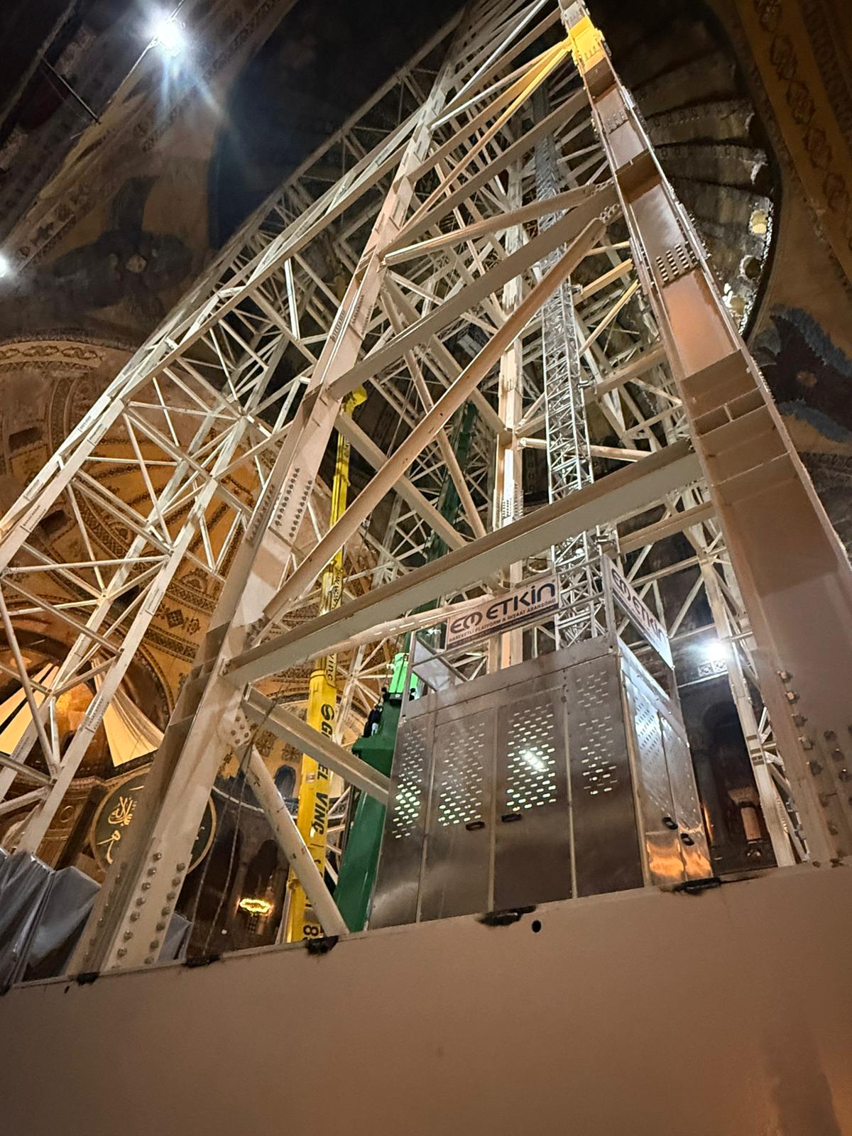 AYASOFYA-8 Etkin Makina'nın Ayasofya'da kullanılan personel ve yük asansörü HP 1000E modelinin sahadaki fotoğrafı.