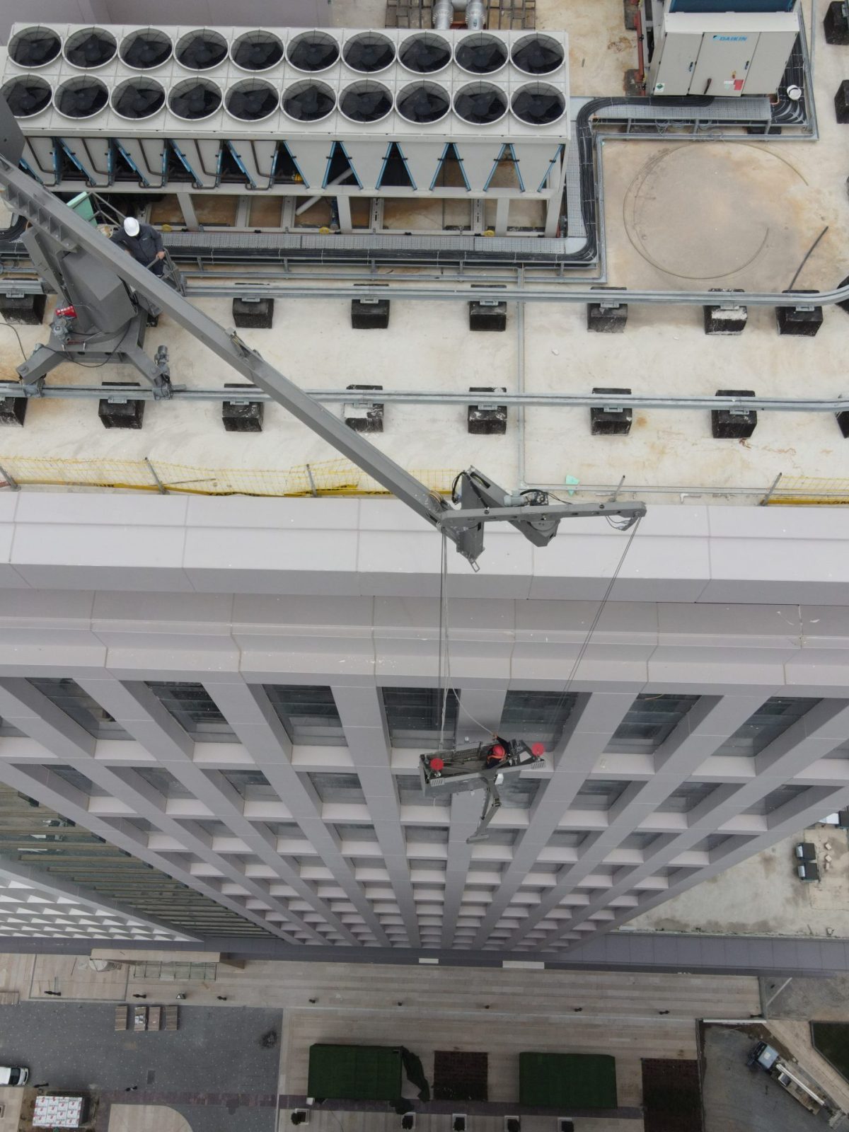 Etkin Makina cephe temizlik asansörü EFS 300 modelinin İstanbul Finans Merkezi Cephe Temizlik projesinde çekilmiş fotoğrafı.