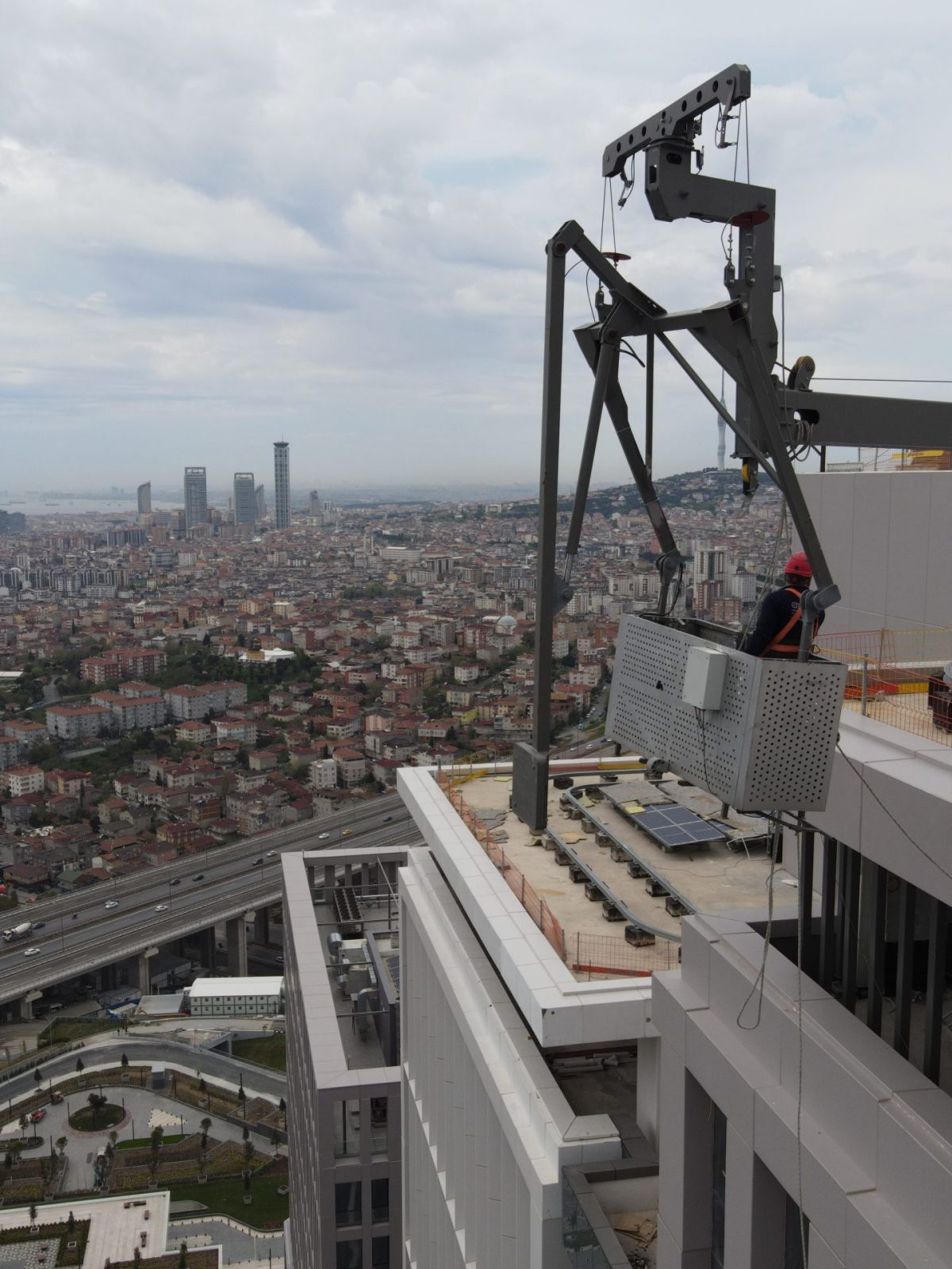 Etkin Makina cephe temizlik asansörü EFS 300 modelinin İstanbul Finans Merkezi Cephe Temizlik projesinde çekilmiş fotoğrafı.