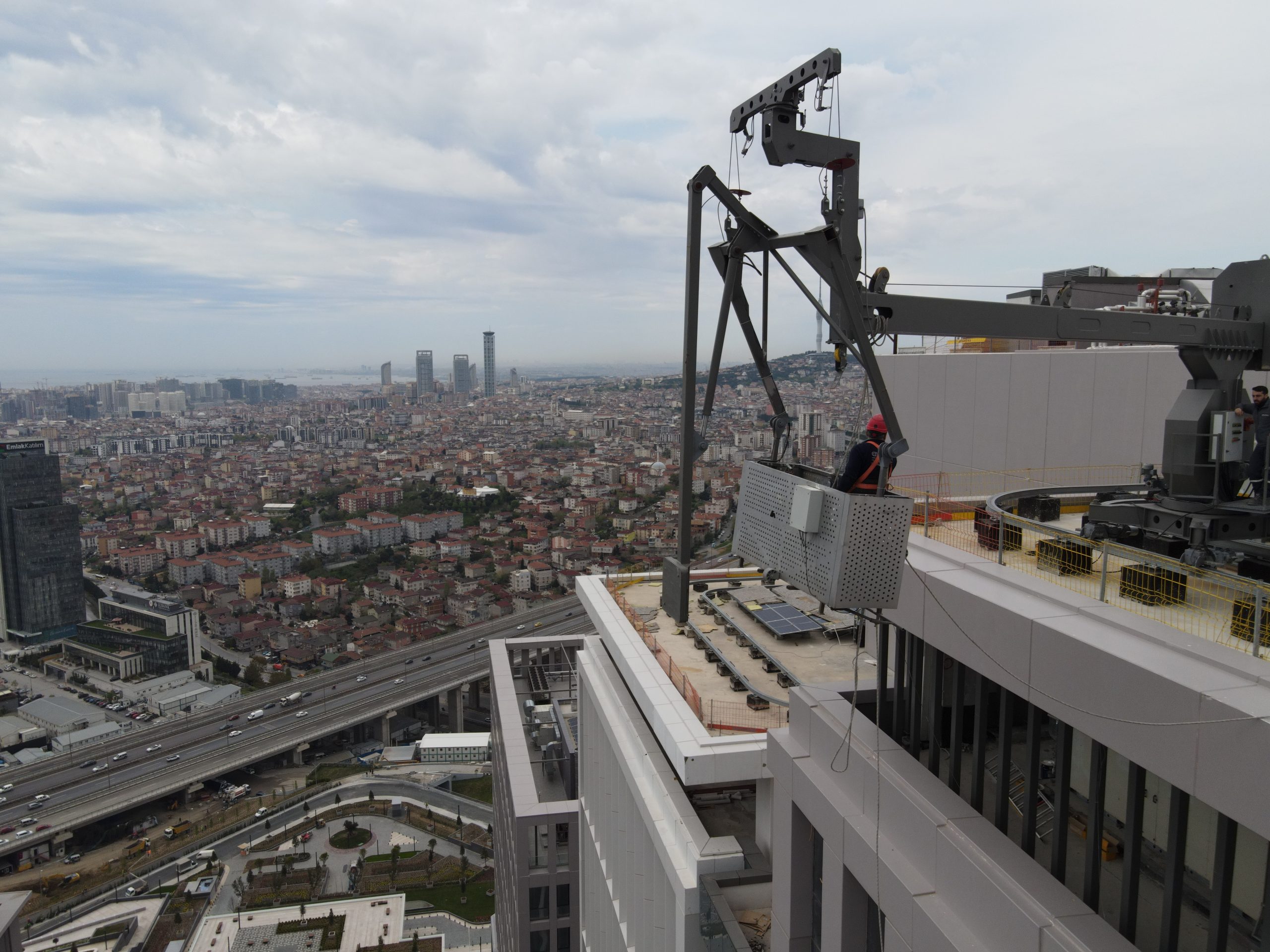 Etkin Makina cephe temizlik asansörü EFS 300 modelinin İstanbul Finans Merkezi Cephe Temizlik projesinde çekilmiş fotoğrafı.