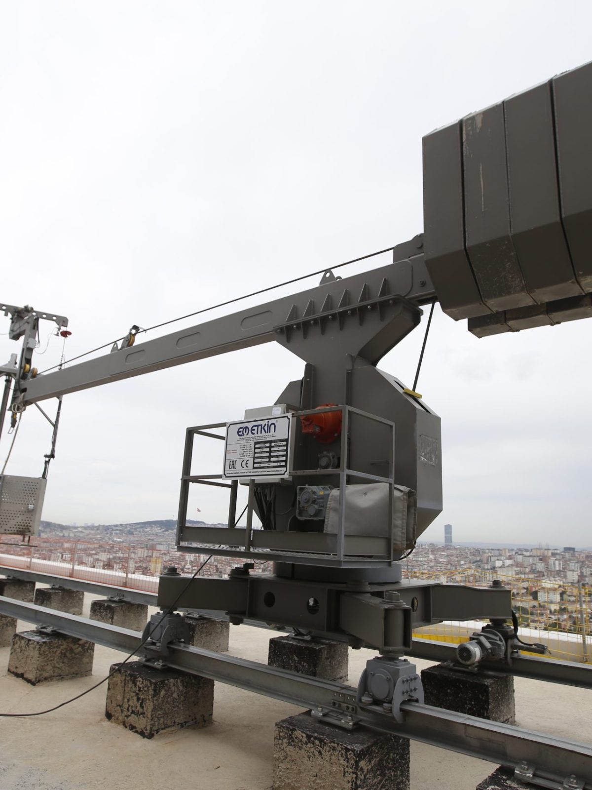 Etkin Makina cephe temizlik asansörü EFS 300 modelinin İstanbul Finans Merkezi Cephe Temizlik projesinde çekilmiş fotoğrafı.
