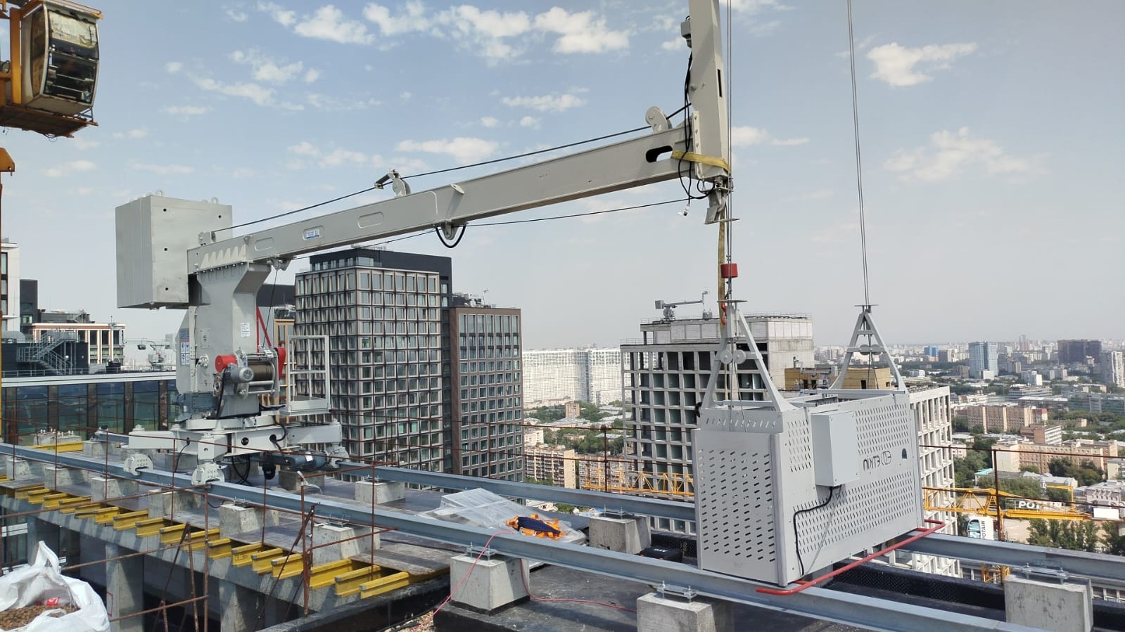 Etkin Makina cephe temizlik asansörü EFS 300 modelinin Moskova Prime Park Cephe Temizlik projesinde çekilmiş fotoğrafı.
